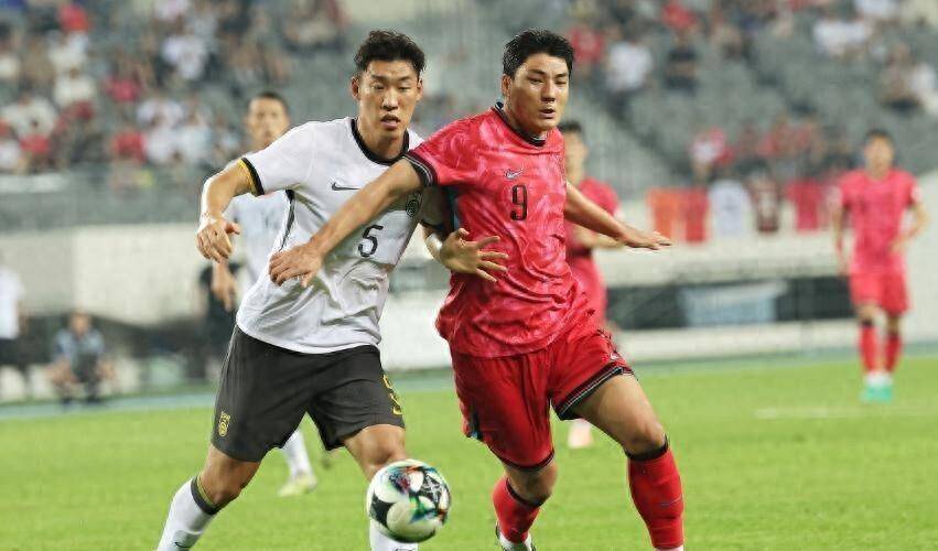 博鱼体育app-国足东亚杯首开记录，1-0小胜香港队逃离垫底，滑跪庆祝