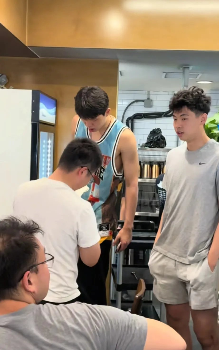 关于杨瀚森父母启程前往美国陪儿子参加NBA选秀大会的信息
