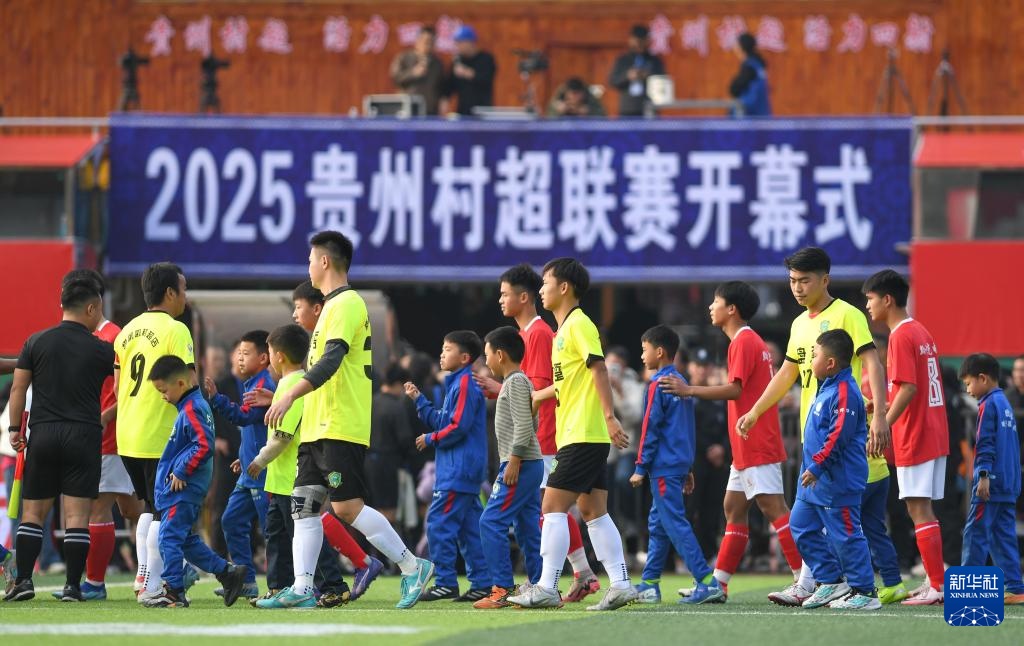 足球赛场上的激烈较量令观众屏息以待